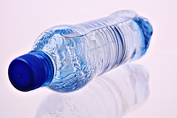 Botella de agua con objetivos marcados por tiempo